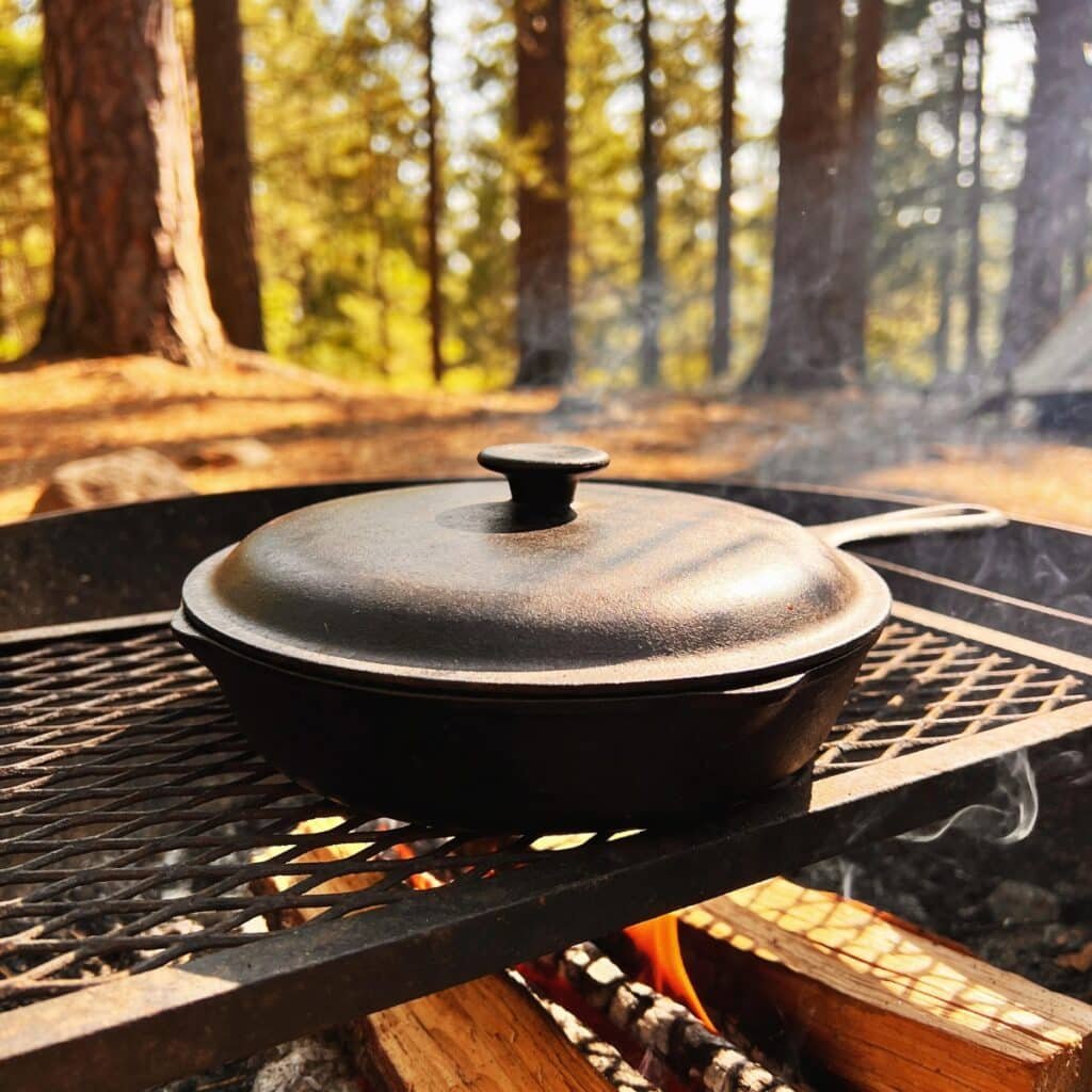 Pizza cast iron skillet with lid